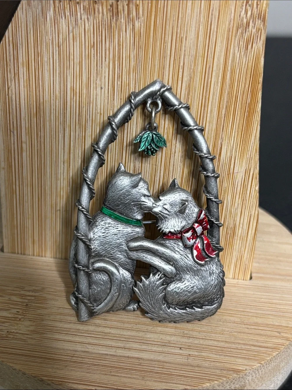 JJ Silver Cat Couple Figurine Pewter Brooch Pin Green Collar Red Bow